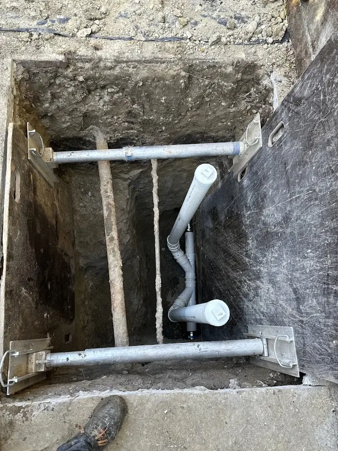 Experienced plumber completing Drain Cleaning work in Lisbon